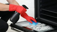 Najskuteczniejszy środek do usuwania starych zabrudzeń i tłuszczu z piekarnika.
