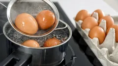 W jakiej wodzie najlepiej zacząć gotować jajka: we wrzątku czy w zimnej? Czy jest różnica?