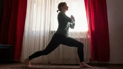 7 ćwiczeń na stojąco dla osób po 45. roku życia, skuteczniejszych niż godzinna sesja treningowa