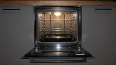 Dlaczego warto na chwilę zostawić uchylone drzwiczki piekarnika po pieczeniu