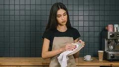 Czy trzeba wycierać naczynia po myciu? Co się stanie, jeśli często zostawiasz je mokre?